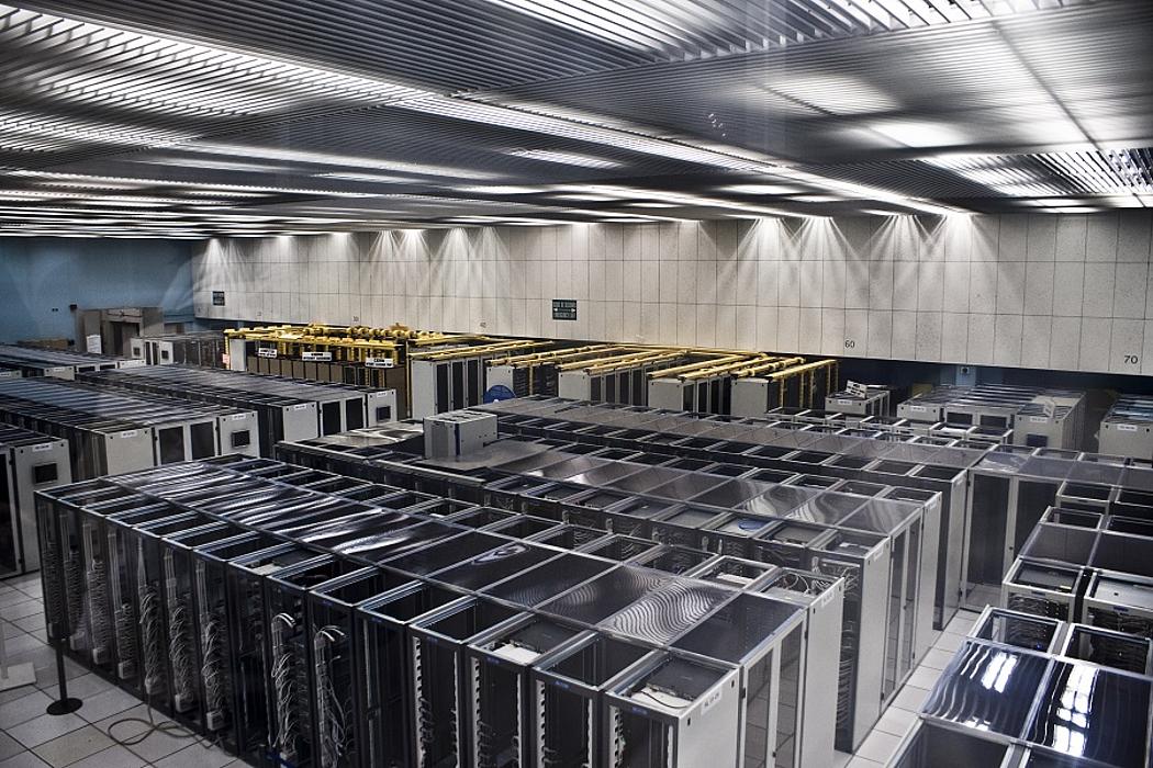 Blick ins Rechenzentrum CERN mit Reihen von großen Servern 