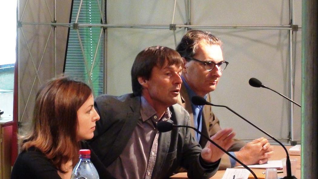 Morgane Créach, Nicolas Hulot (in der Mitte, damals noch Umweltaktivist) und Guillaume Sainteny 2015 auf einer Pressekonferenz zum Start der Kampagne Stop aux subventions à la pollution. 