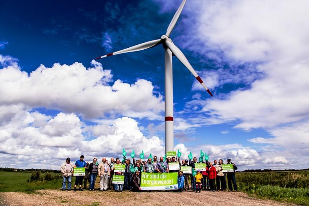 Bürger machen schon lange Wind: Die Beteiligung an einer Windkraftanlage erhöht die Akzeptanz und stärkt die Gemeinschaft. (Foto: © BBEn)