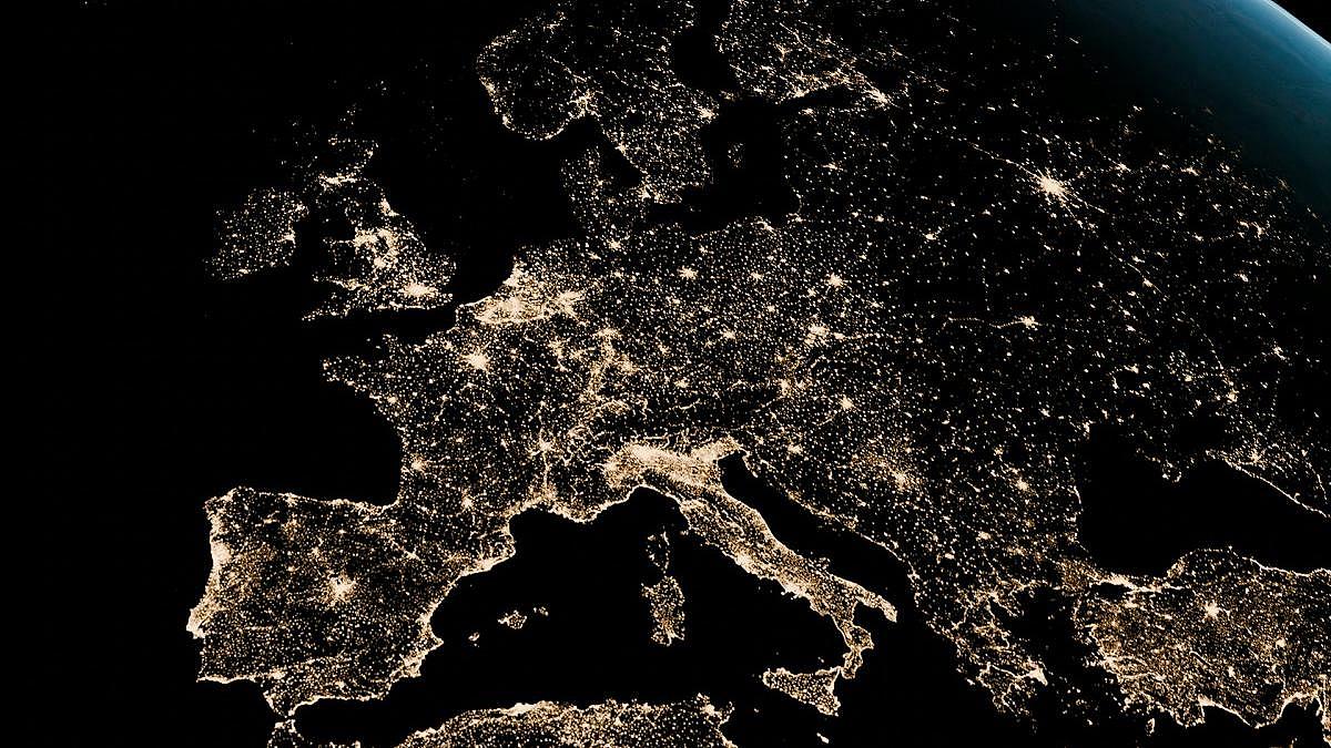 Blick auf das beleuchtete Europa bei Nacht vom Weltraum gesehen