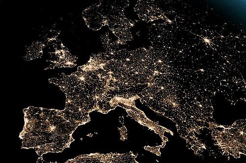 Blick auf das beleuchtete Europa bei Nacht vom Weltraum gesehen