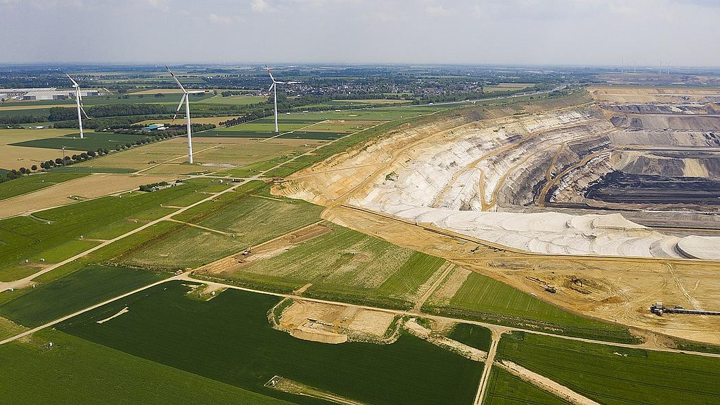 Windräder neben einer Braunkohlegrube