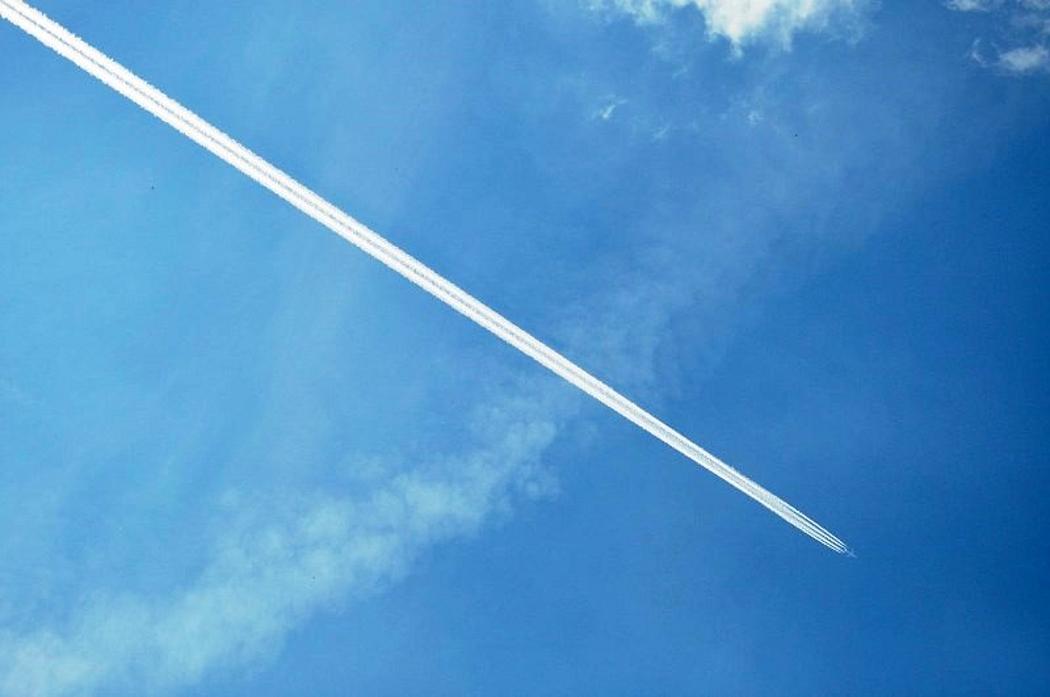 Fliegen macht Spaß ist aber leider höchst klimaschädlich – wer aber beginnt freiwillig mit der Reduktion von CO2-Emissionen? (Foto: <a href="https://pxhere.com/en/photo/1255534" target="_blank">Gemeinfrei</a>, <a href="https://creativecommons.org/publicdomain/zero/1.0/" target="_blank"> CC0 Public Domain </a>)