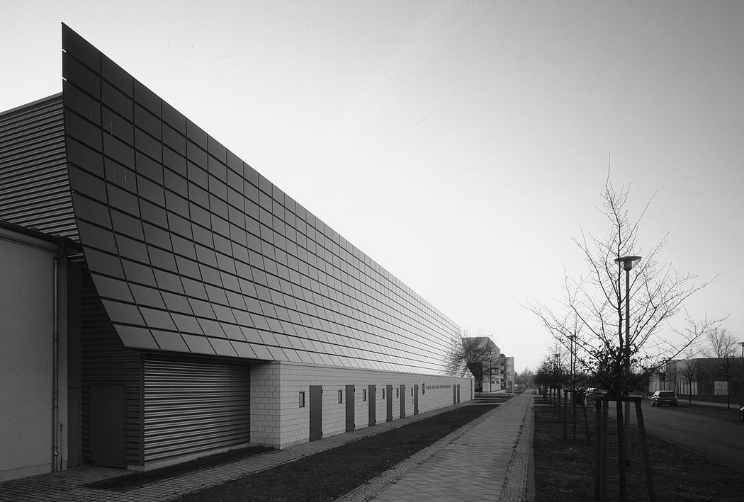 Solarpanels an einem langgezogenen Gebäude in schwarz-weiß