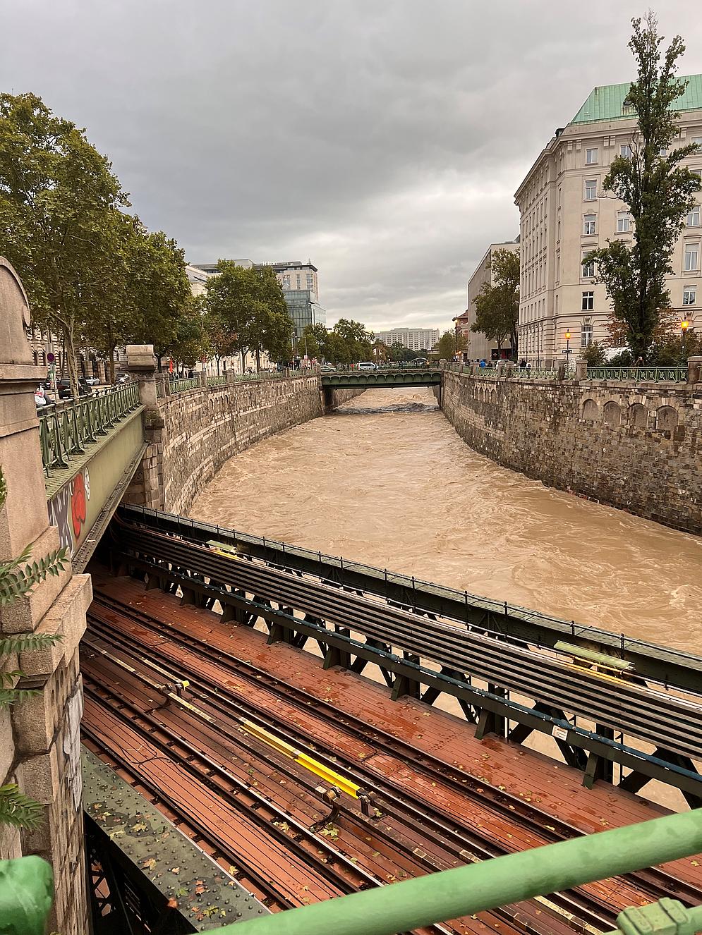 Flussbett mit viel braunem Wasser