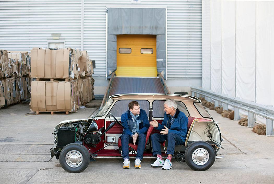 Sir James Dyson zusammen mit seinem Sohn Jake Dyson. Das zukünftige Dyson-Elektroauto wird vermutlich aber anders aussehen. (Foto: <a href="http://www.mynewsdesk.com/de/dyson/images/sir-james-dyson-und-jake-dyson-412749" target="_blank">© Dyson</a>)