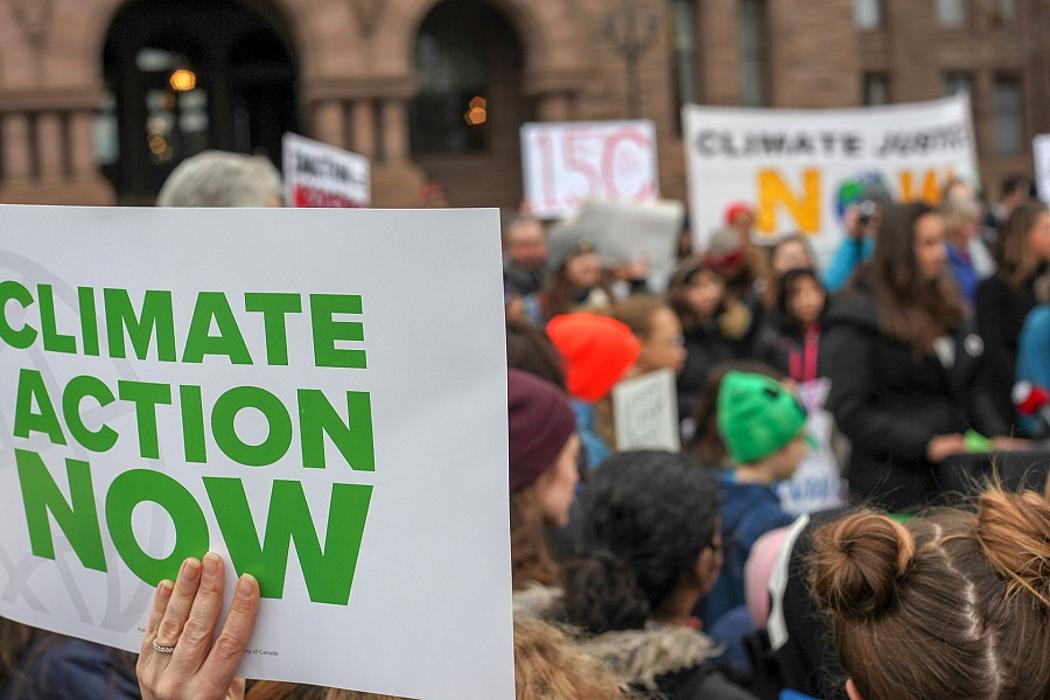 Plakat mit Aufschrift „Climate Action now“ 