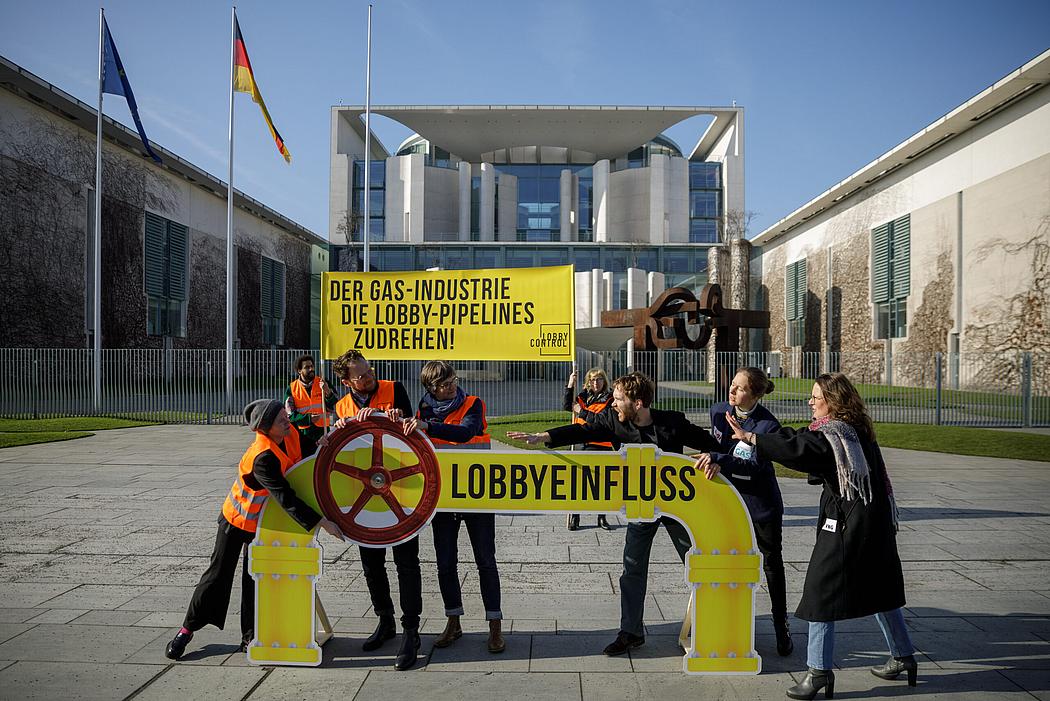 LobbyControl-Protest gegen politischen Einfluss der Gasindustrie