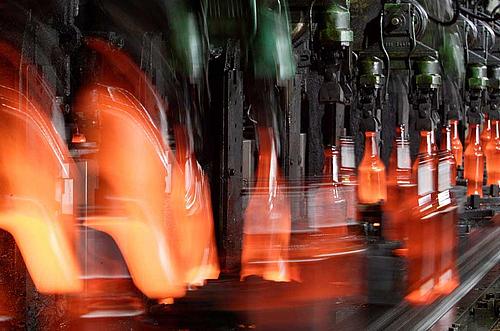 Glasherstellung, durch Hitze rot gefärbte Flaschen im Produktionsprozess