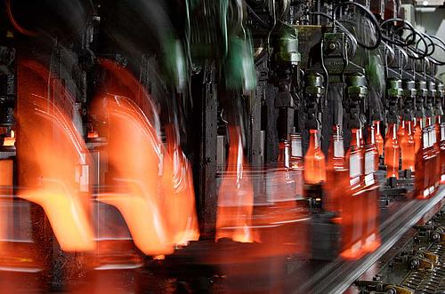 Glasherstellung, durch Hitze rot gefärbte Flaschen im Produktionsprozess