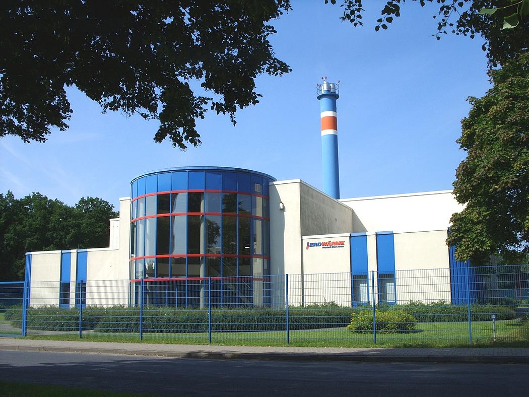 Geothermie-Heizkraftwerk, Gebäude mit Flachdach, Fassade weiß und blau