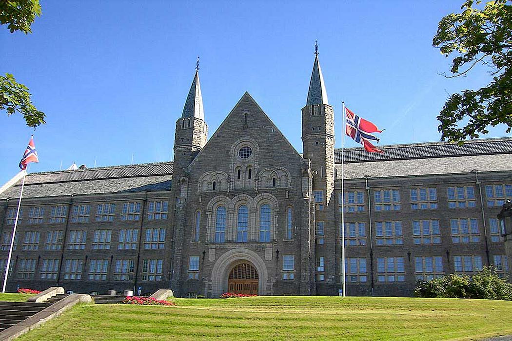 Hauptgebäude der Universität Trondheim in Norwegen