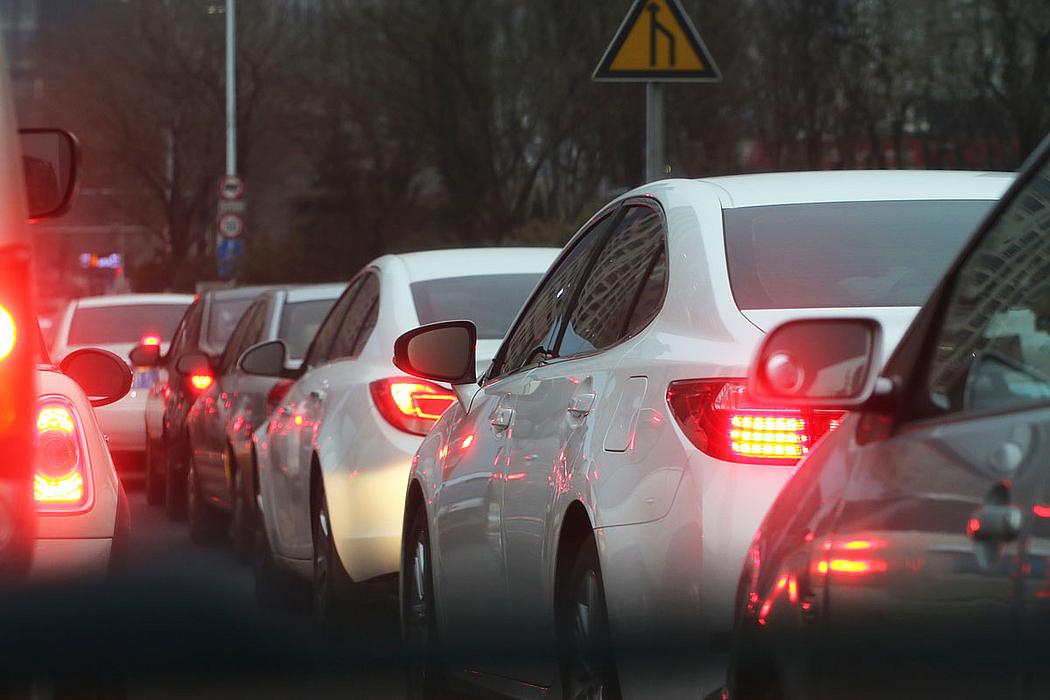 Dieselskandal und Diskussionen um Fahrverbote in Innenstädte haben die Verbraucher verunsichert: Sie kaufen immer weniger Dieselautos, stattdessen aber Benziner mit hohem CO2-Ausstoß. (Foto: <a href="https://pixabay.com/" target="_blank">pixabay</a>, <a href="https://creativecommons.org/publicdomain/zero/1.0/deed.de" target="_blank">CC0 1.0</a>)