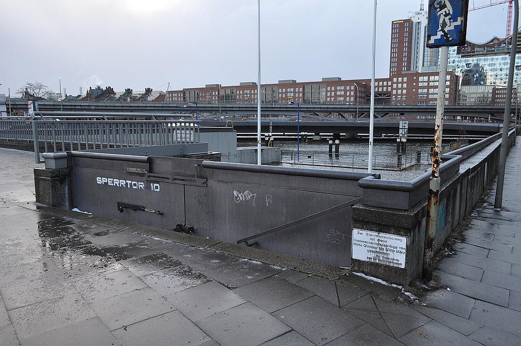 Hochwasserschutztor am Wasser