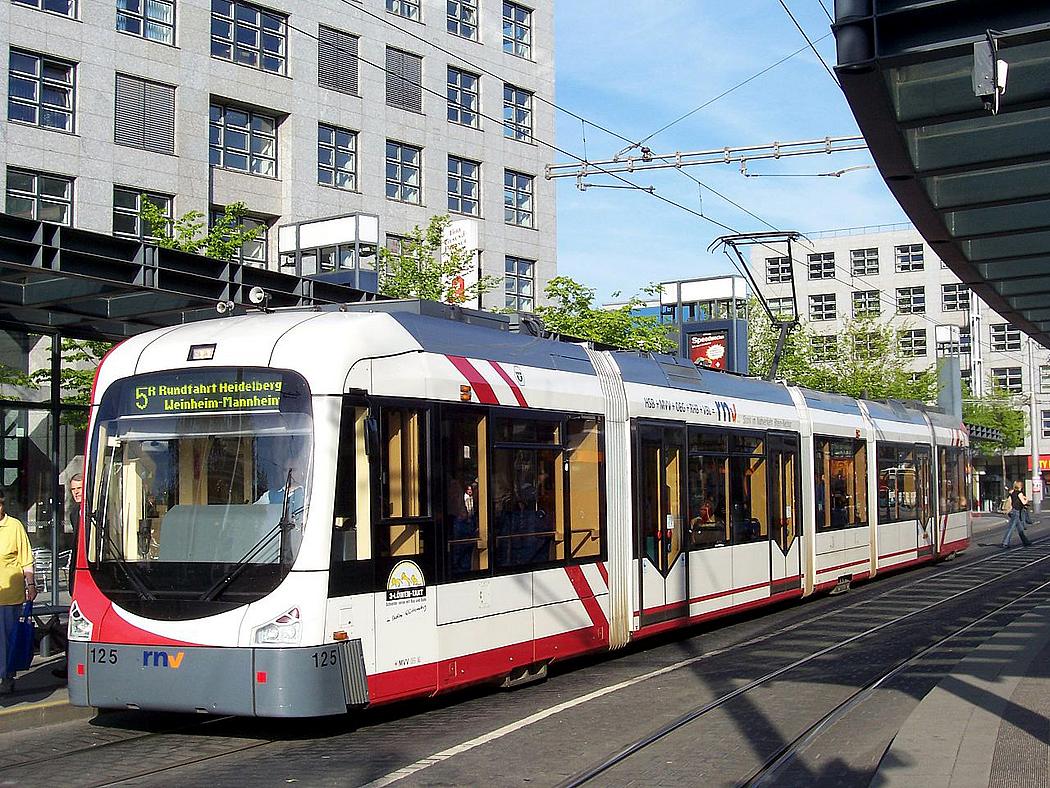 Wird der Nahverkehr in Mannheim bald kostenlos? (Foto: © <a href="https://commons.wikimedia.org/wiki/File:OEG_Variobahn_125_Mannheim_100_5141.jpg">Martin Hawlisch (LosHawlos) / Wikimedia Commons</a>, <a href="https://creativecommons.org/licenses/by-sa/3.0/deed.en" target="_blank">CC BY-SA 3.0</a>)