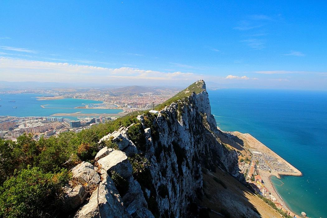 Felsvorsprung Gibraltar mit Blick aufs Meer