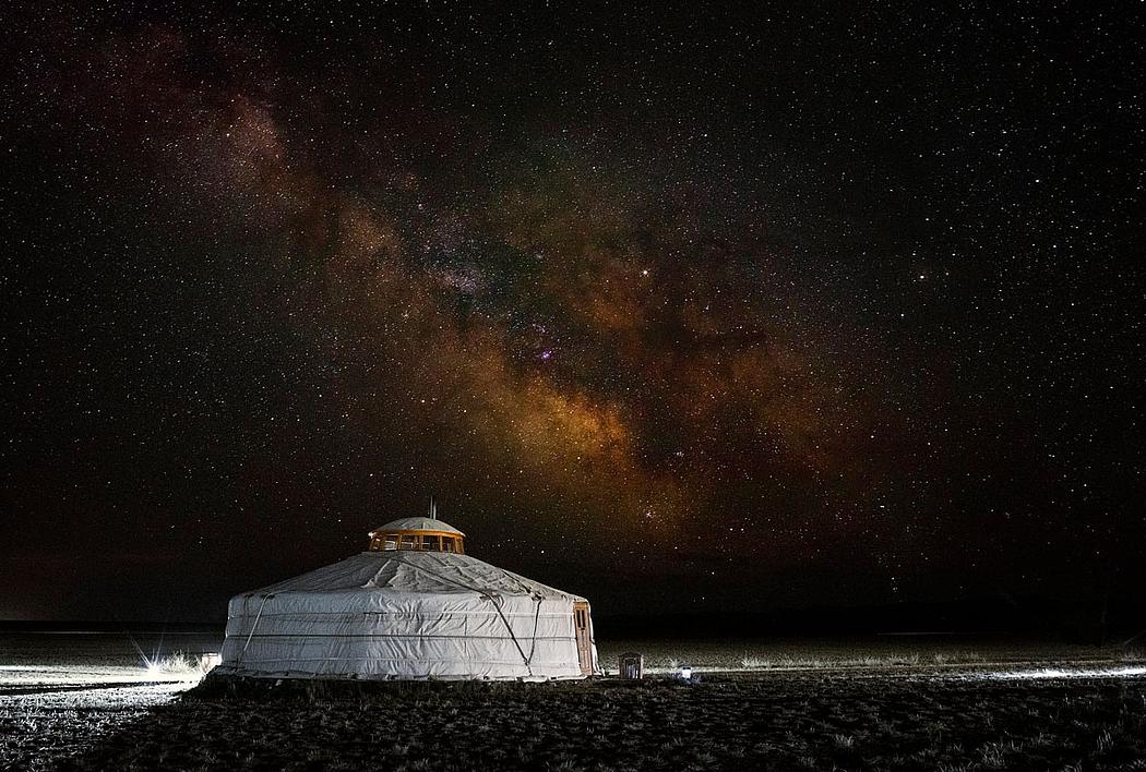 Mongolische Jurte bei Nacht mit Sternenhimmel.