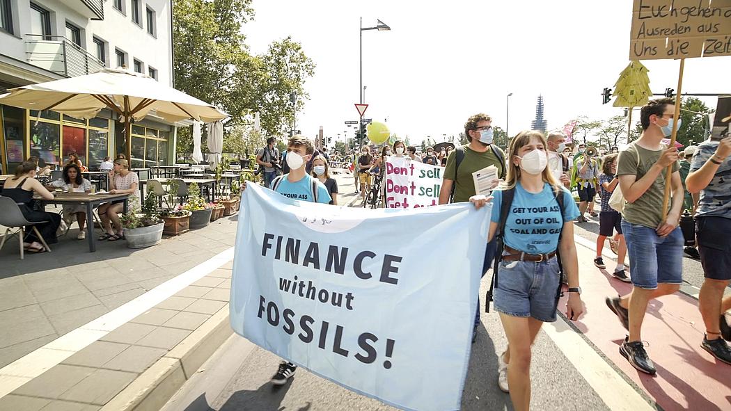 Menschen auf einer Straße bei einer Demo