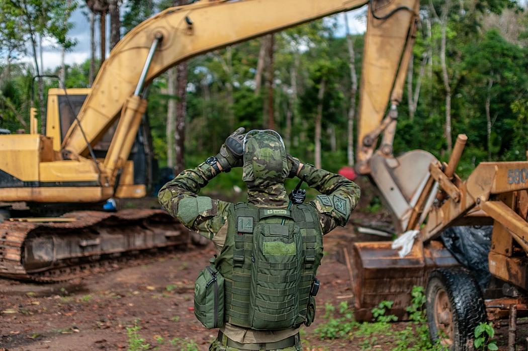 Bagger zerstört Amazonas-Regenwald
