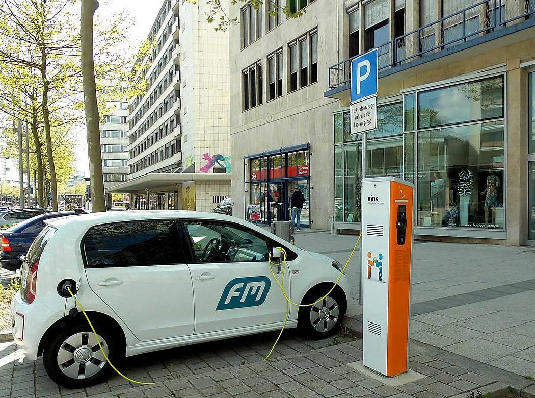 Elektroauto an Ladesäule in einer Stadt