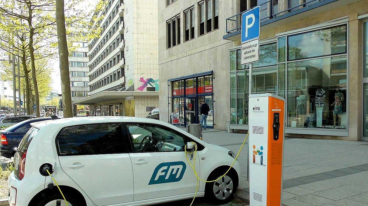 Elektroauto an Ladesäule in einer Stadt