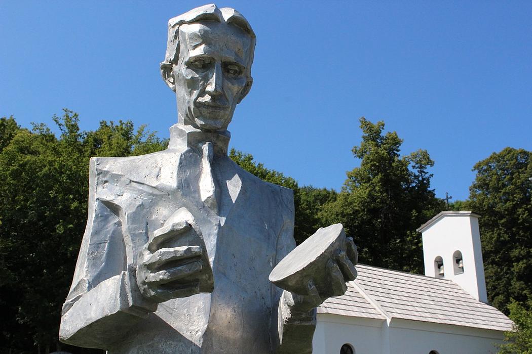 Statue von Nikola Tesla im kroatischen Smiljan