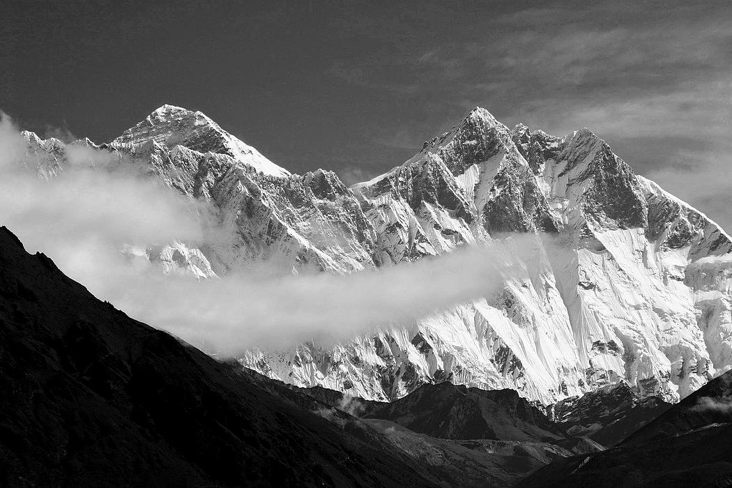 Blick auf den Gipfel des Mount Everest. Schwarz-Weiß-Bild.