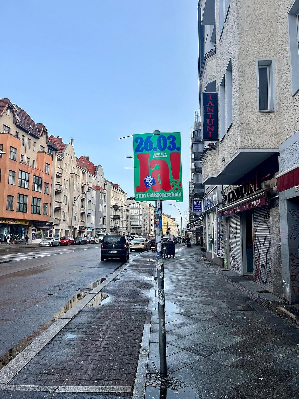 Plakat an Laterne in eine Straße mit Aufschrift Ja am 26.03.