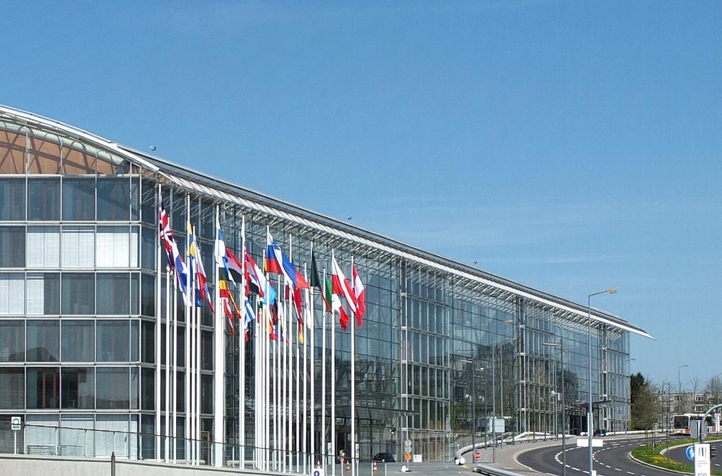 Fahnen der EU-Länder vor der Zentrale der Europäischen Investitionsbank (EIB) in Luxemburg
