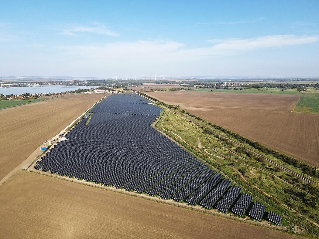Blick von oben auf einen großen Solarpark mit Energiespeicher-Anlage