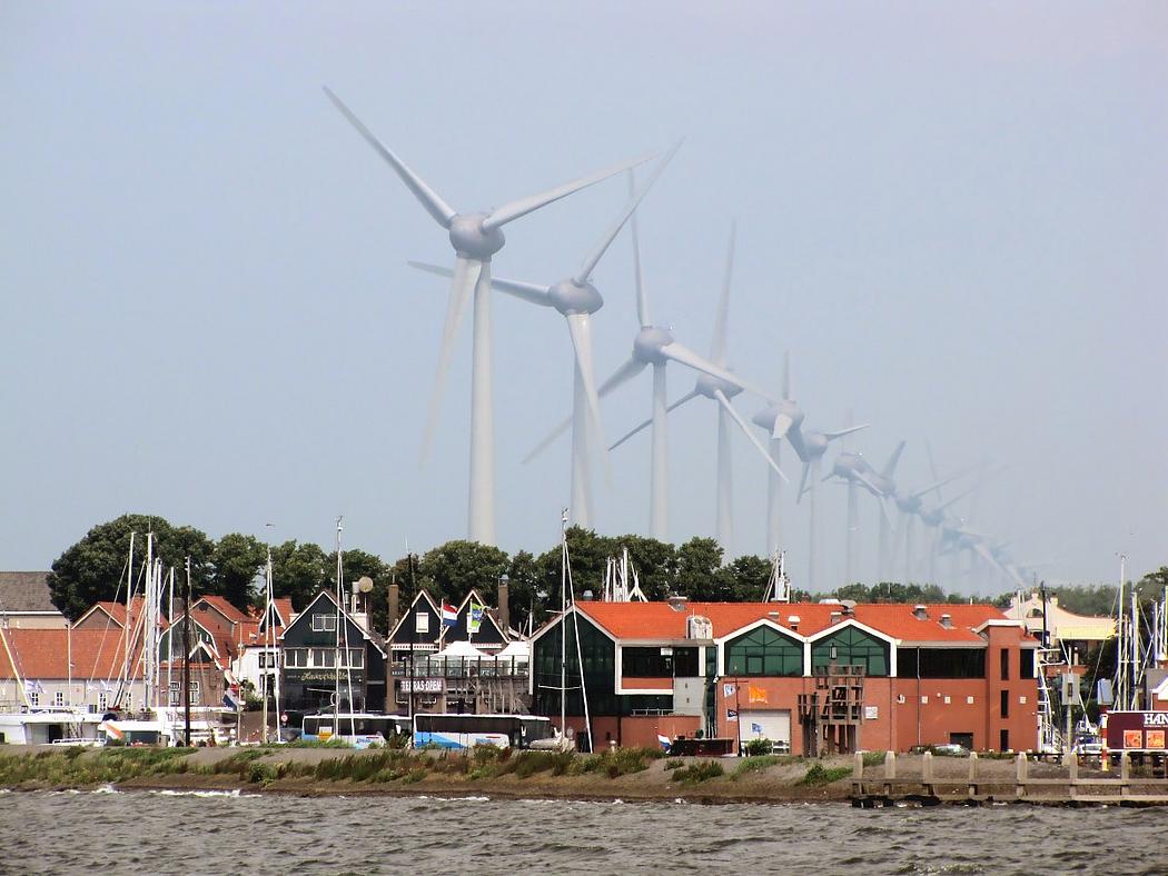 Fischerdorf in den Niederlanden mit Windkraftanlagen