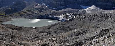 Gletschersee in den Alpen, kahle Berge