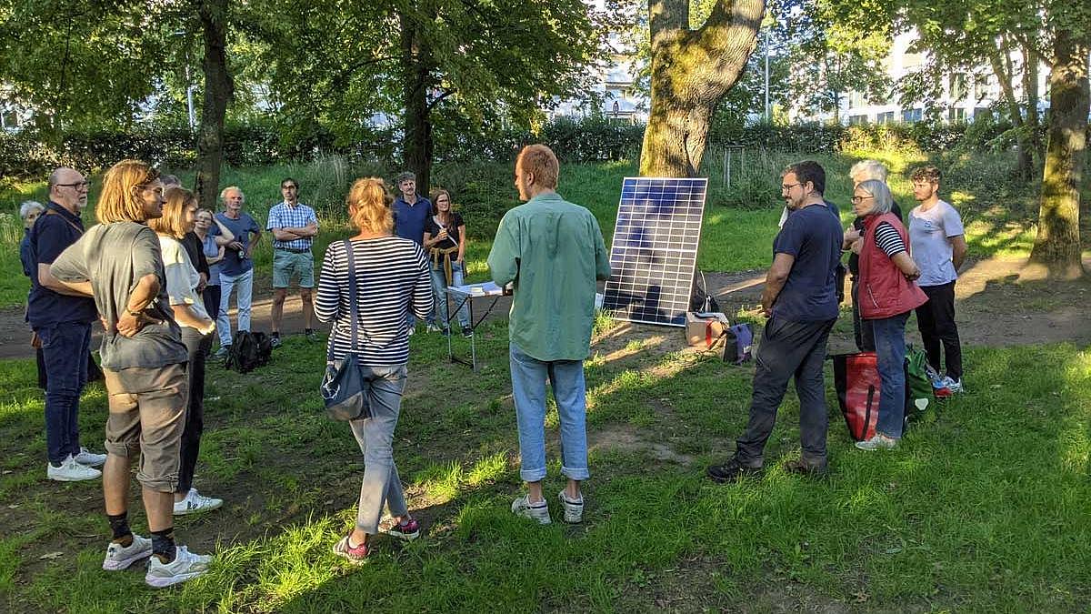 Menschen im Park, Workshop zu Balkonsolar