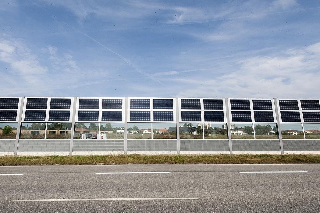 Lärmschutzwand mit integrierter Photovoltaik entlang einer ehemaligen Bundesstraße im oberbayerischen Neuötting