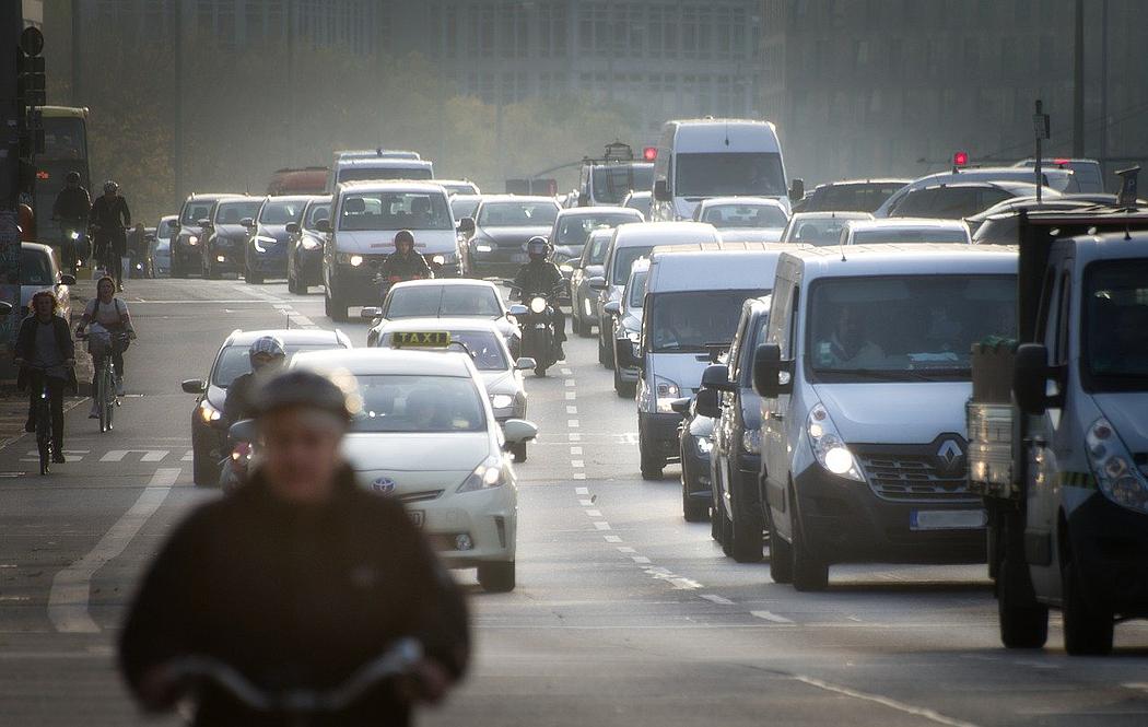 Dichter Autoverkehr mit Radfahrern