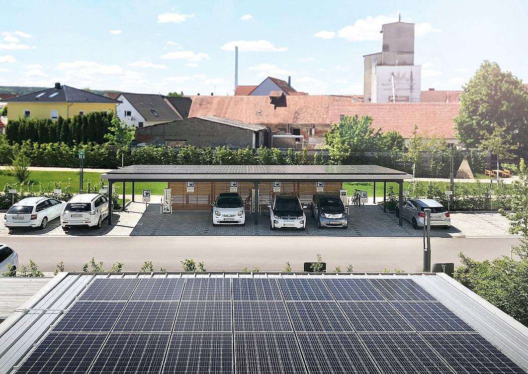 Carport mit Solardach, darunter Elektroautos 