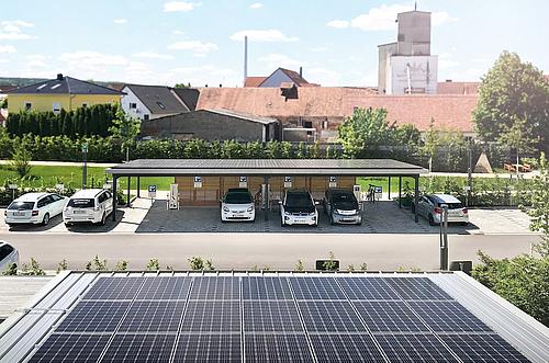 Carport mit Solardach, darunter Elektroautos 