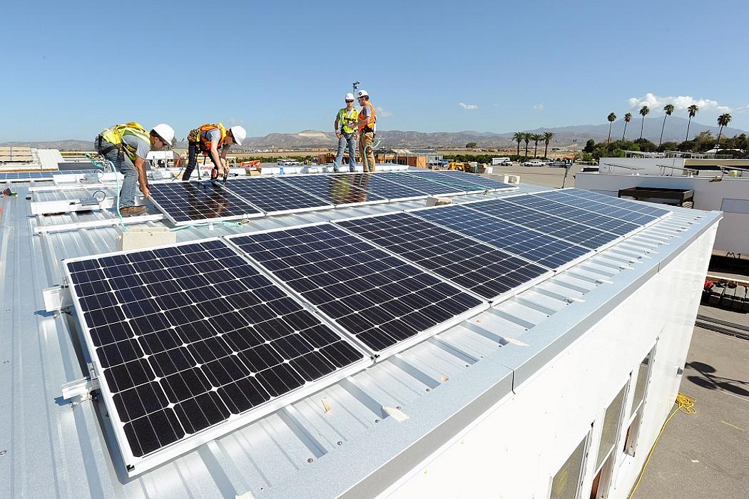Montage von PV-Modulen auf dem Dach eines Solarhauses beim studentischen Solar-Decathlon-Wettbewerb 2015 in Orange County Great Park, Irvine, California. 