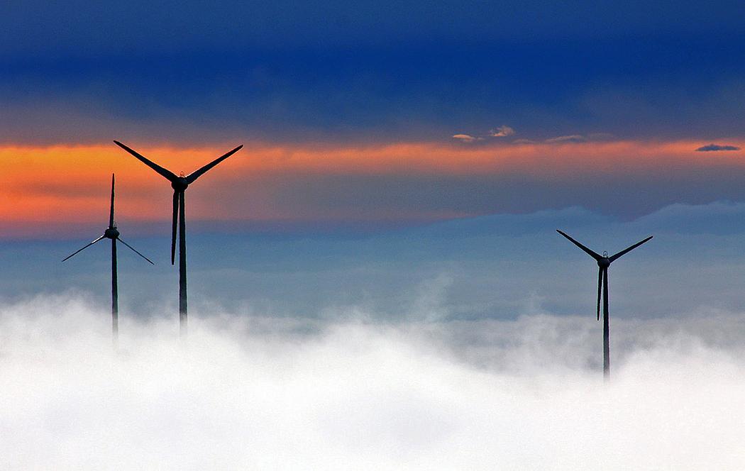 Windkraftanlagen im Nebel
