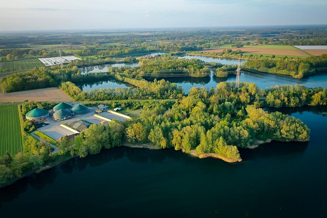 Biogasanlage in einer Waldlichtung