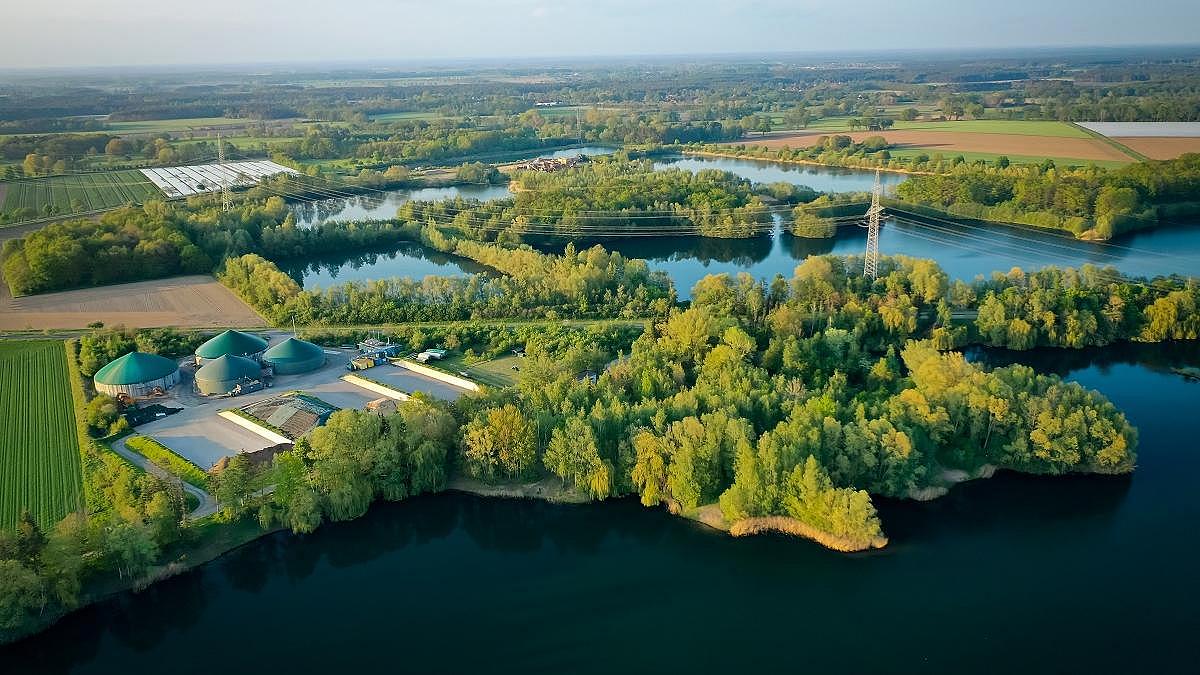 Biogasanlage in einer Waldlichtung