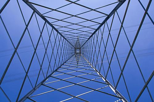 Blick von unten in einen Hochspannungsstrommast mit Gitterstruktur