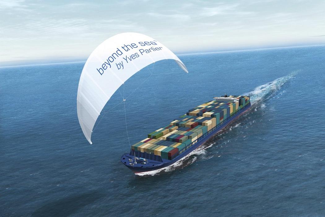 Zugdrachen zieht mittels Windenergie ein Containerschiff auf dem Ozean