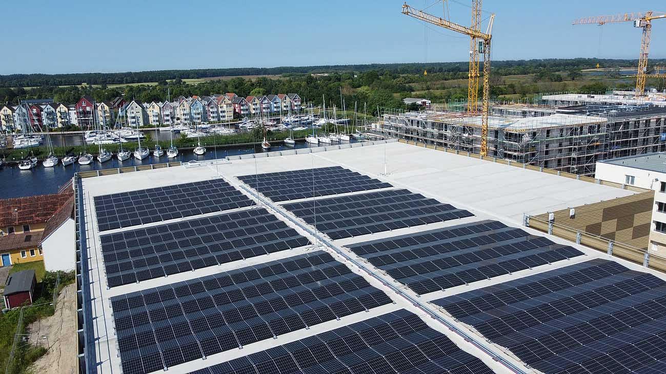 PV-Flachdachanlage auf einem Parkhaus in Greifswald