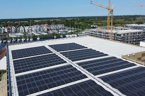 PV-Flachdachanlage auf einem Parkhaus in Greifswald