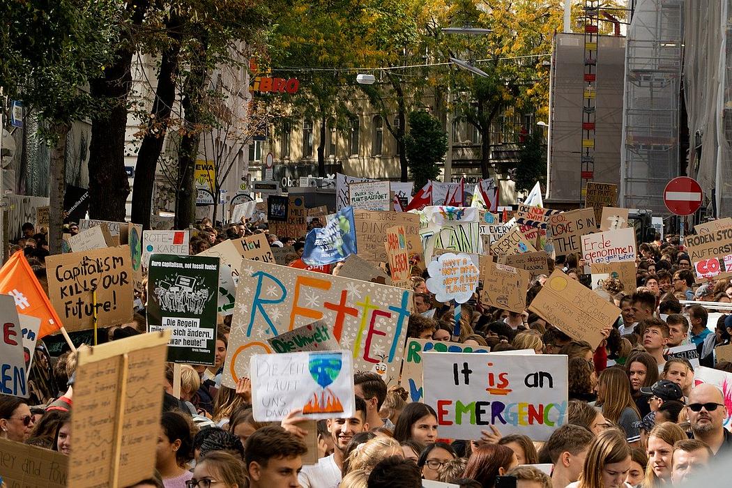 Demo für Klimaschutz mit Menschen und Transparenten