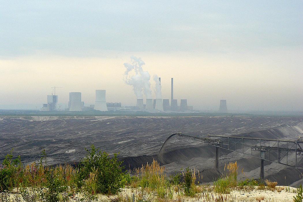 Braunkohletagebau Nochten mit Kohlekraftwerk im Hintergrund