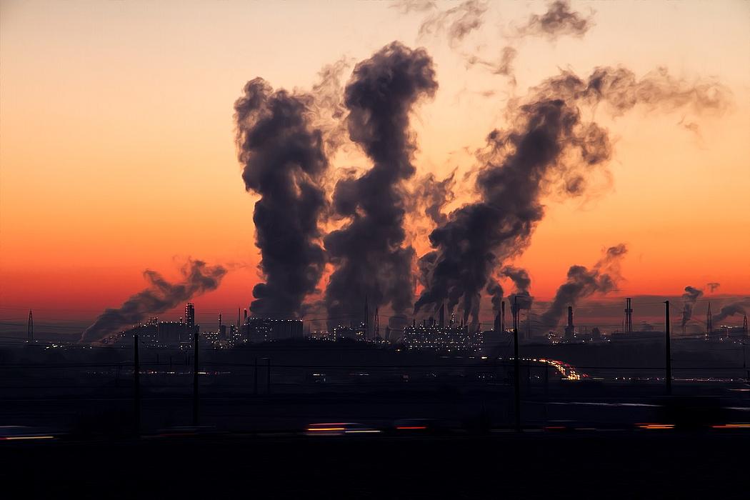 Ohne rapide Einschnitte bei CO2- und anderen Treibhausgasemissionen steuere die Weltbevölkerung bis Ende des Jahrhunderts auf einen gefährlichen Temperaturanstieg zu, so WMO-Generalsekretär Petteri Taalas. (Foto: <a href="https://pixabay.com/de/industrie-sonnenaufgang-himmel-luft-1752876/" target="_blank">SD-Pictures / pixabay.com</a>, CC0 Creative Commons)