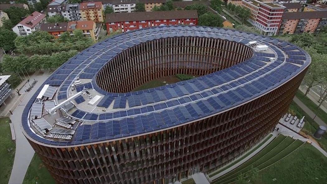 Rathaus Freiburg mit Solaranlage ingriert im Dach