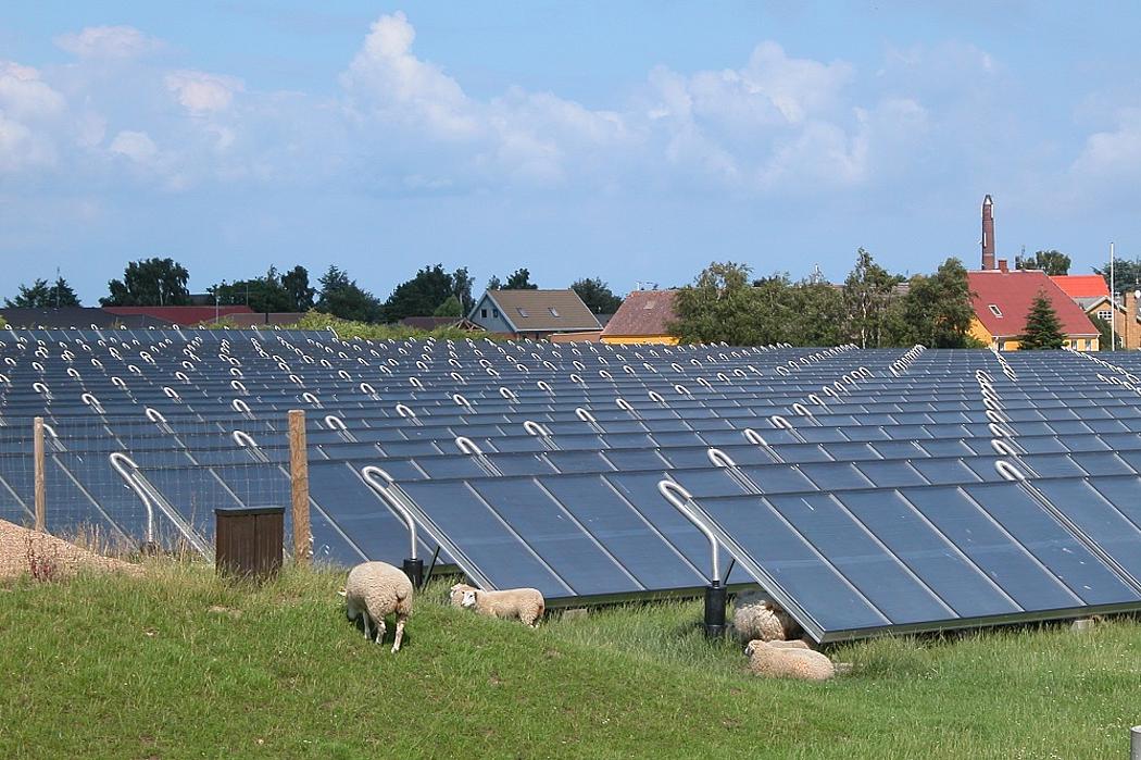 Die Solarthermieanlage auf der dänischen Insel Ærø mit riesigem Fernwärmespeicher versorgt die Stadt Marstal mit erneuerbarer Wärme